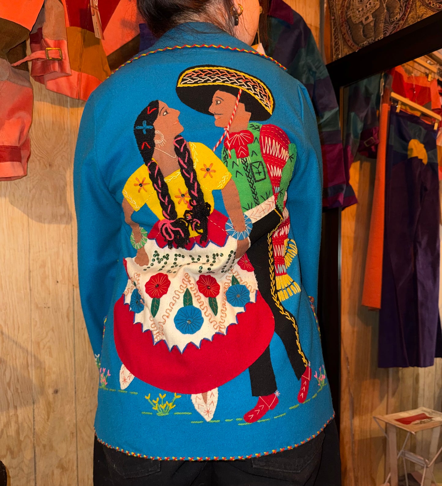 Abrigo de lana con bordados mexicanos