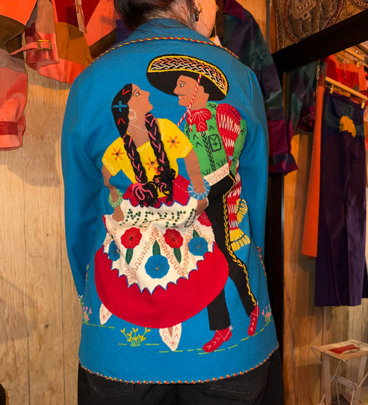Abrigo de lana con bordados mexicanos